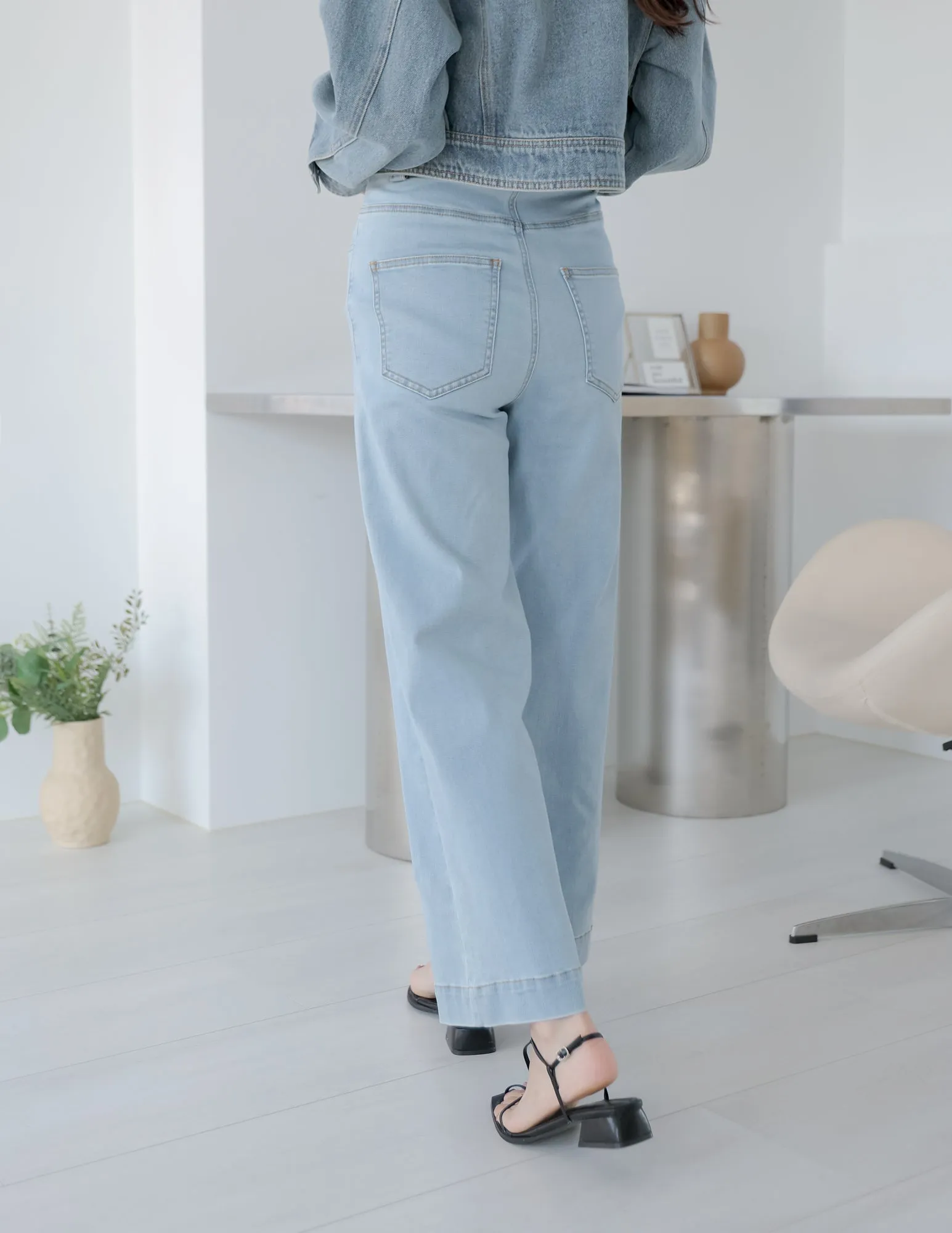 Nadine Straight Leg Jeans in Light Wash